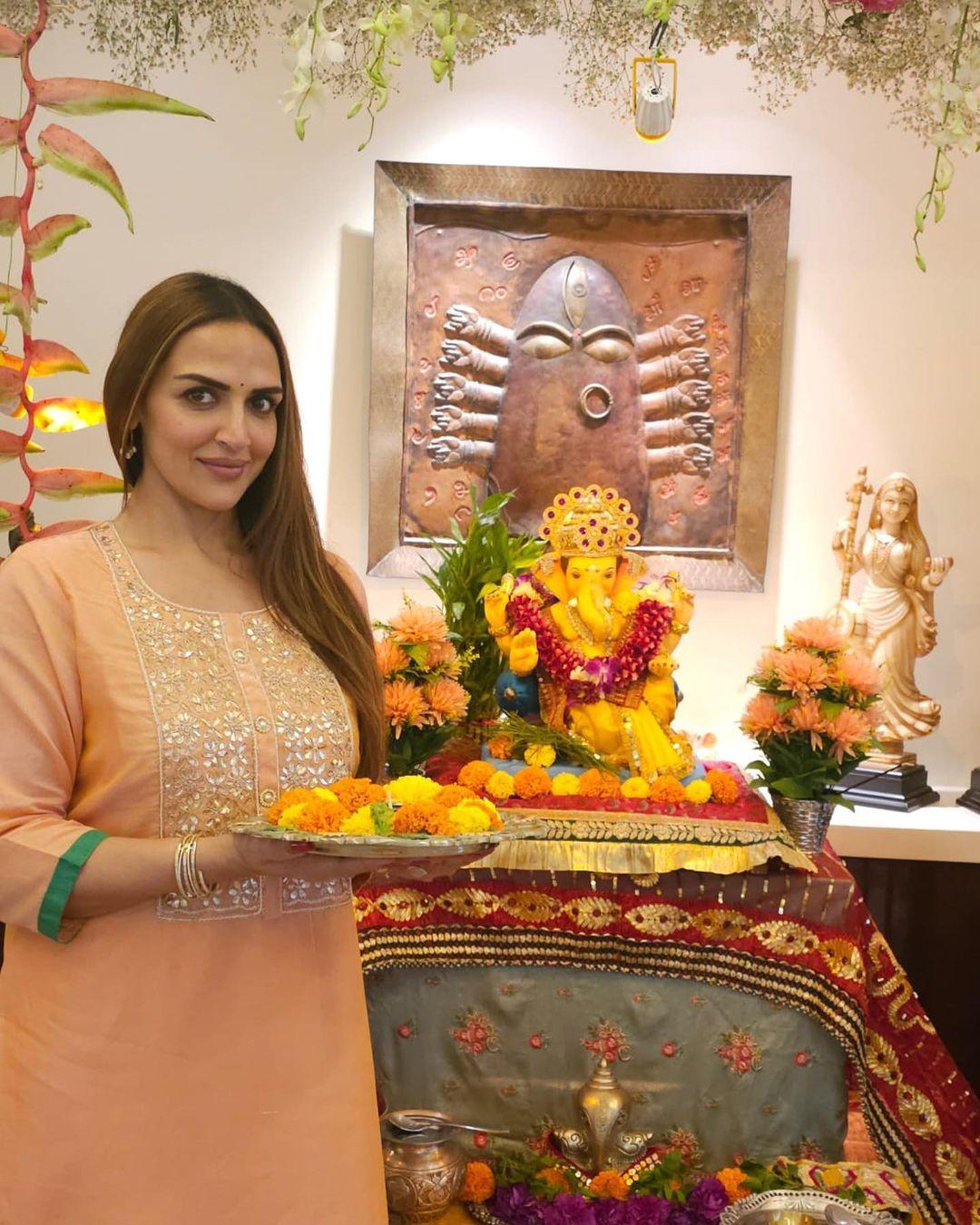 Esha Deol, the talented actress and daughter of legendary Bollywood stars Dharmendra and Hema Malini, embraced the spirit of Ganesh Chaturthi in an orange kurti.